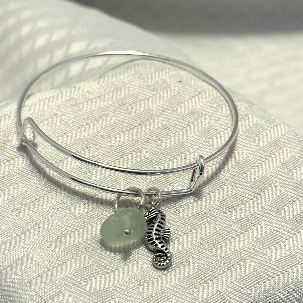 💕🥰💕🥰LynneAnn’s Trinkets Adjustable Silver Plated  SEA Glass Bangle Bracelet